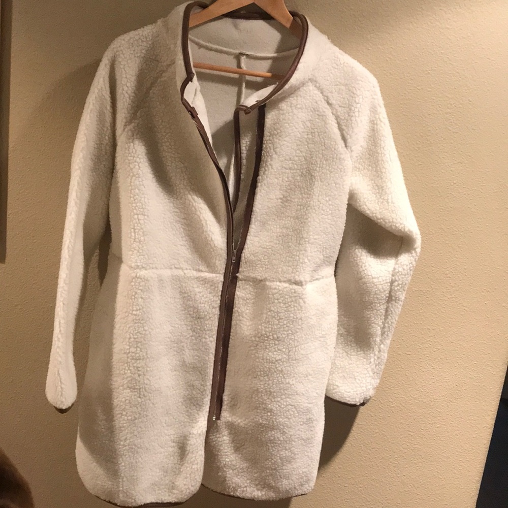 Wooly cream/white coat